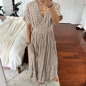 Gingham Spring dress with slit opening. Flowy and perfect for spring!